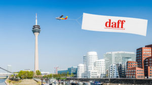 Düsseldorf - Flieger mit daff Banner